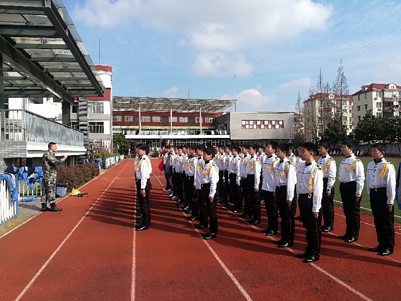 国旗在东方升起,信念在心中永驻——青浦区东方中学第五届国旗班训练